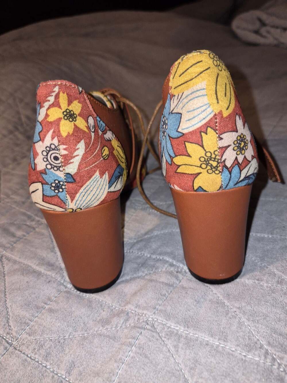 Vintage Style Floral Fabric and Faux Leather Lace-Up Oxford Block Heels with Buc - Picture 3 of 7